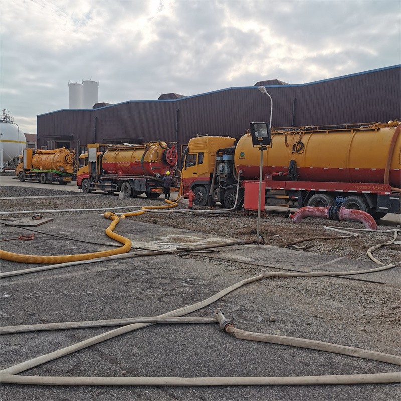 营根镇污水池清理