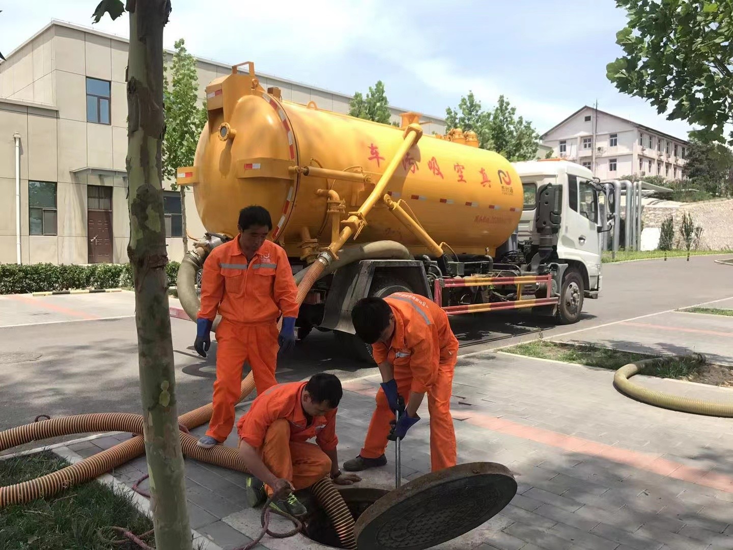 营根镇管道疏通车停在窨井附近